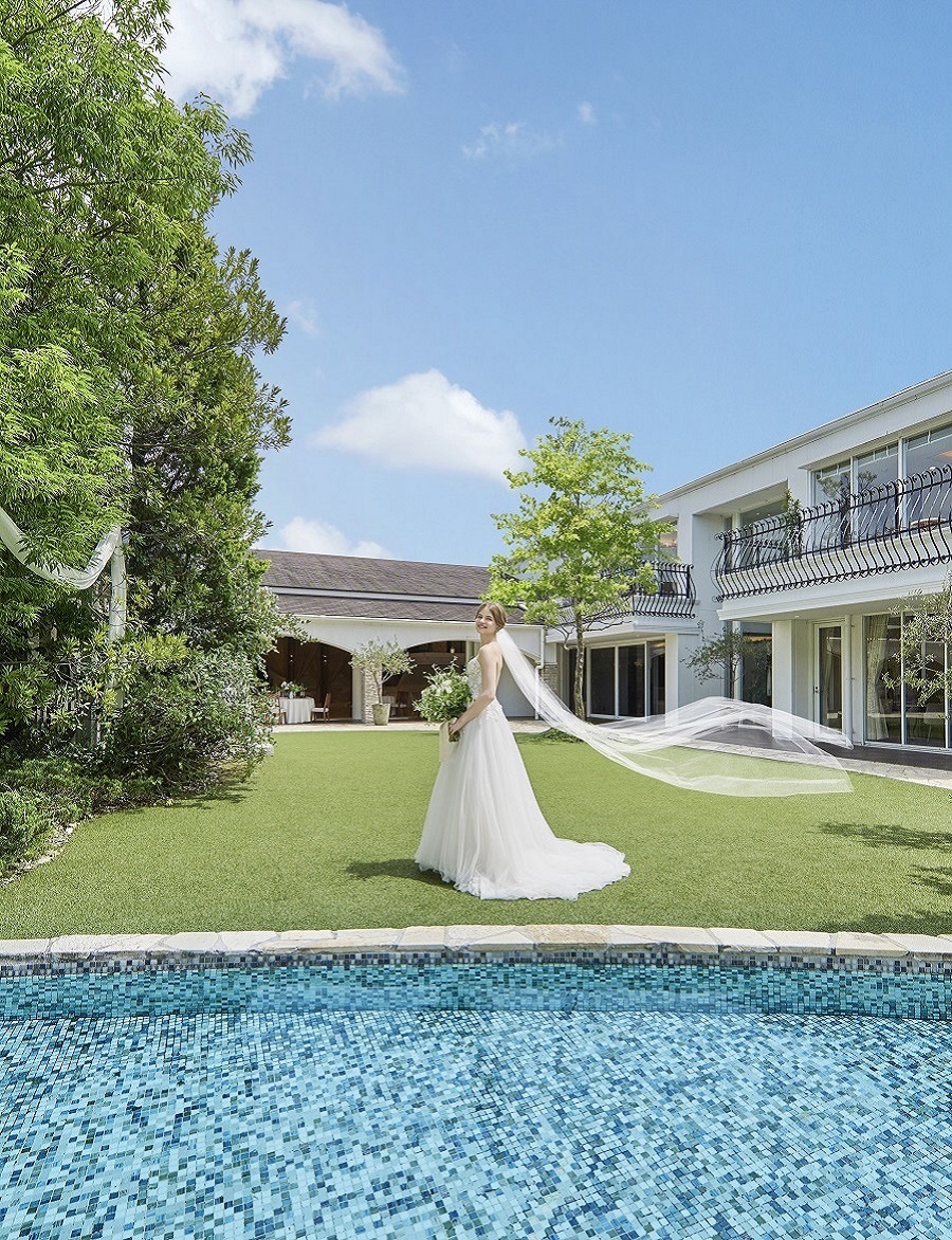 柔らかな自然光が優しく降り注ぐ、プライベート感に満ちた貸切邸宅