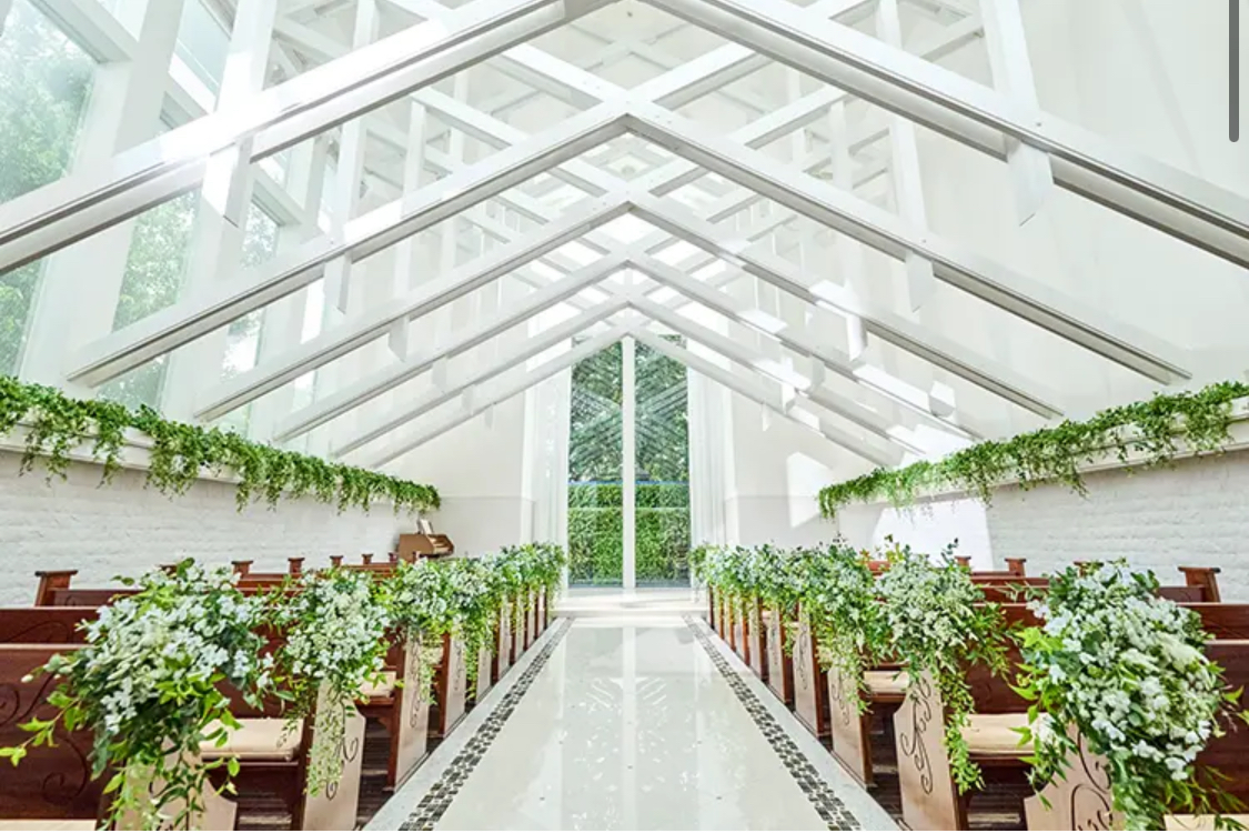 陽光がたっぷりと降り注ぐ明るい独立型チャペル。選べる挙式スタイル『教会式』も『人前式』も叶えられる