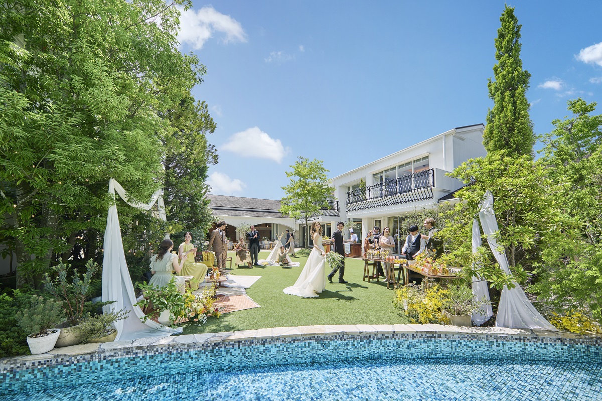 広大なプール付のガーデンを含めたすべてを1組だけで貸切に、自由度の高いパーティを！鮮やかな緑とあたたかな陽光、優しい自然が特別な一日にしてくれる