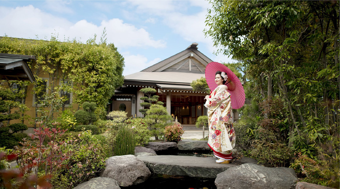 独立型神殿「賀寿殿」は日本庭園と鯉が優雅に泳ぐスポット