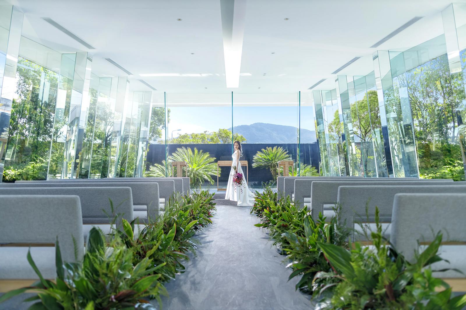 全面ガラス張りのクリスタルチャペル　季節を感じながらのセレモニーで誓いをたてて