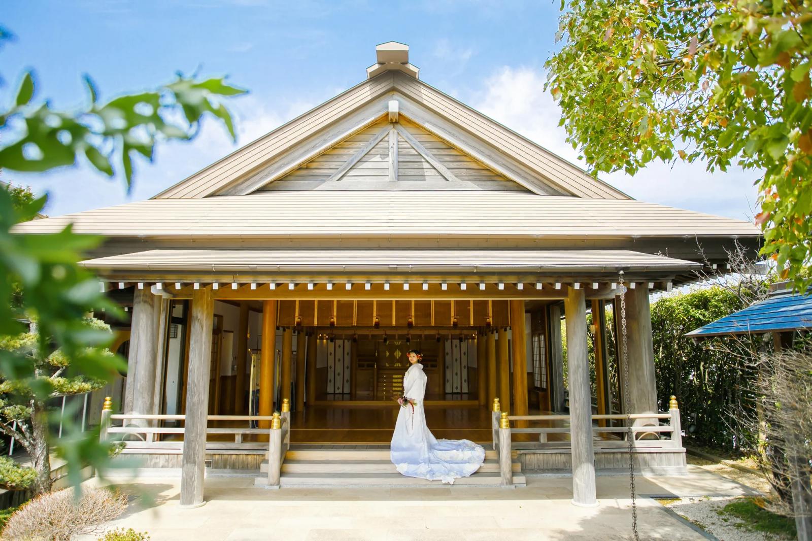 賀寿殿での人前式も可能　ドレスのような着物もおすすめ