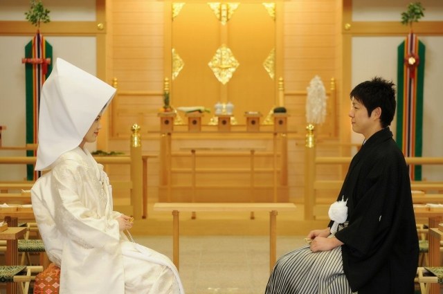 和装のおふたりを美しく引き立てる、厳かな雰囲気の神殿。