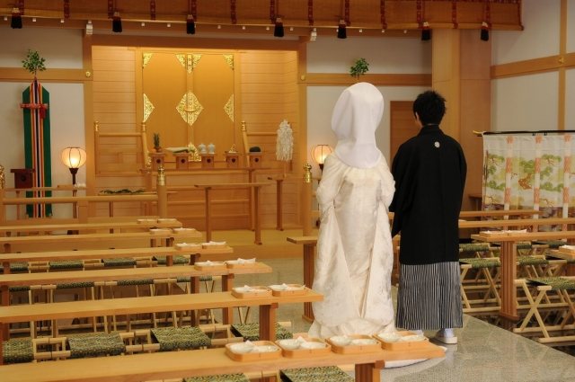 上質な檜、白い御影石に魅せられる空間です。