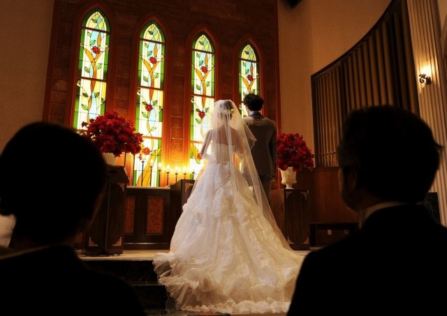 祭壇前の階段では、ドレスの美しい後ろ姿に魅了されます。
