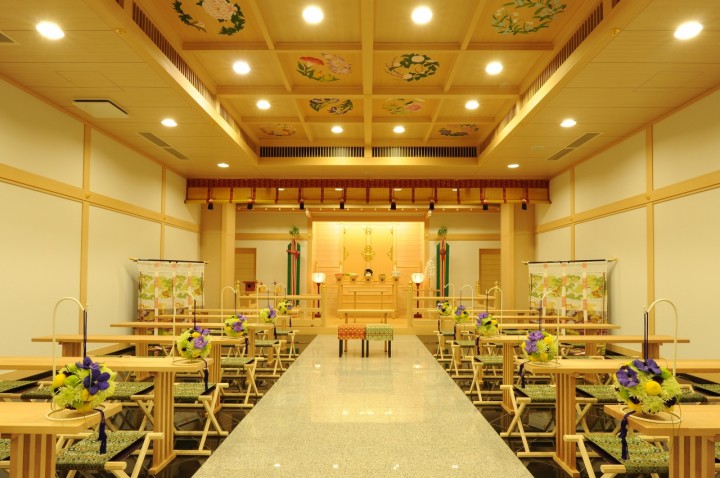 日本の美しい伝統を感じる本格神前式<br />
歴史ある『三重平安閣』の名前を引き継いだ、独立型の本格神殿。<br />
白い御影石、美しい檜に囲まれ、日本の古き良き伝統あふれる神前挙式を。