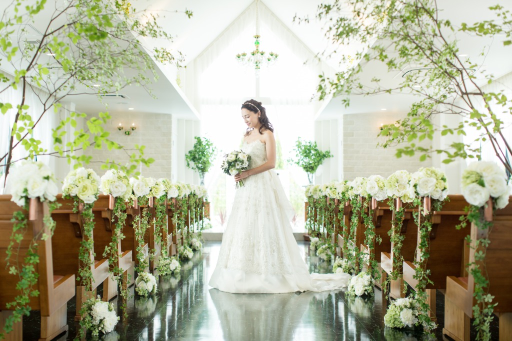 木々の隙間からやさしい陽光が差し込むチャペル