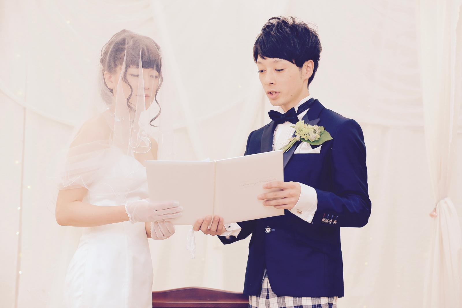 あたたかい雰囲気の中で執り行われる人前式。本当に大切な人たちだけで行う家族婚や少人数ウェディングなど、お二人のご要望をカタチにします！