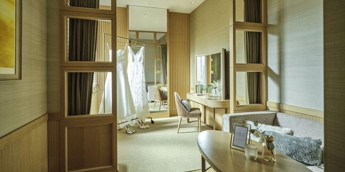 新郎新婦専用のお支度部屋。披露宴後は一日を振り返りながらお料理を楽しめます