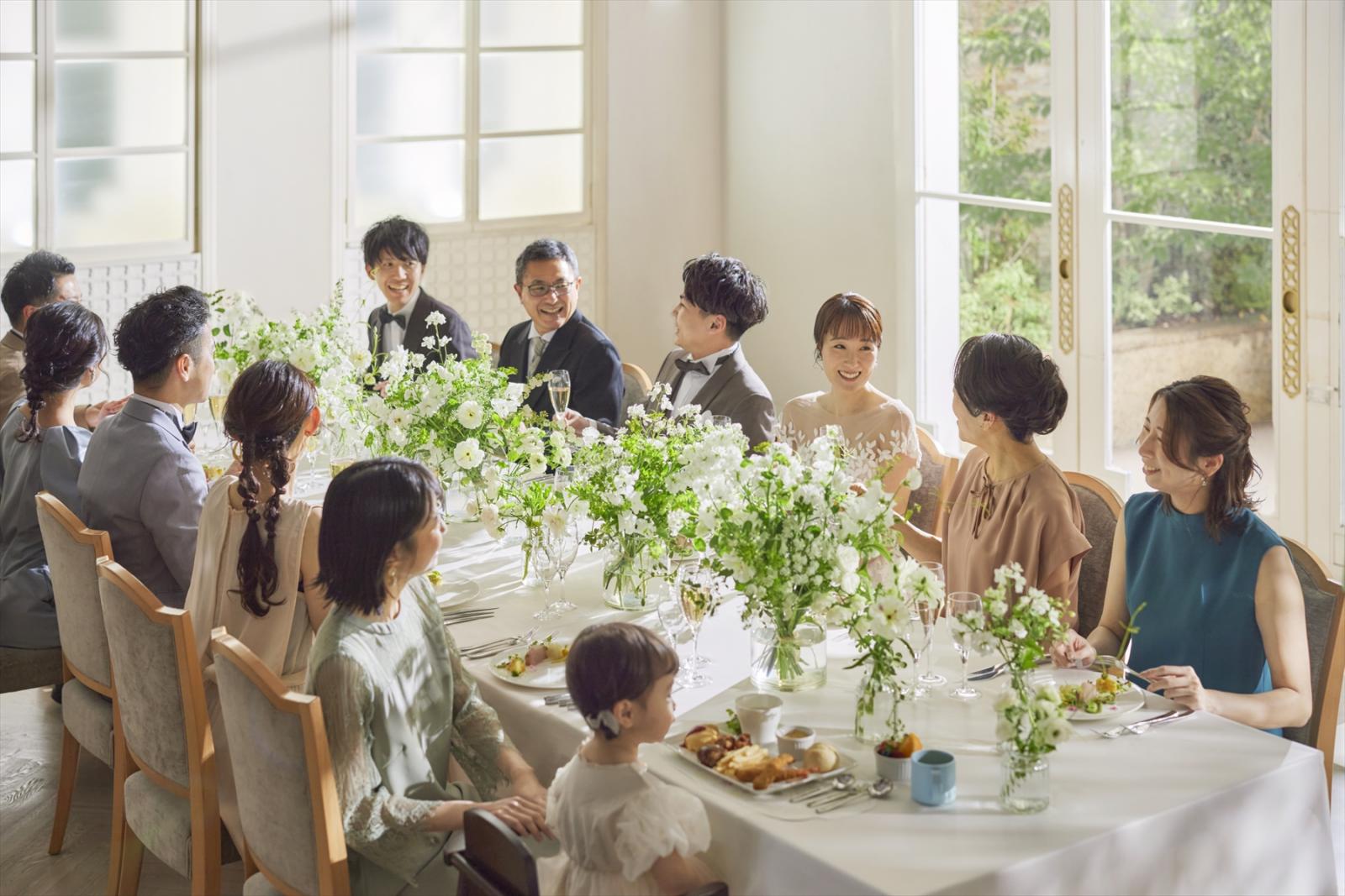 ゲスト全員と会話ができるような距離感の食事会も可能。和やかで温かい時間が叶います。