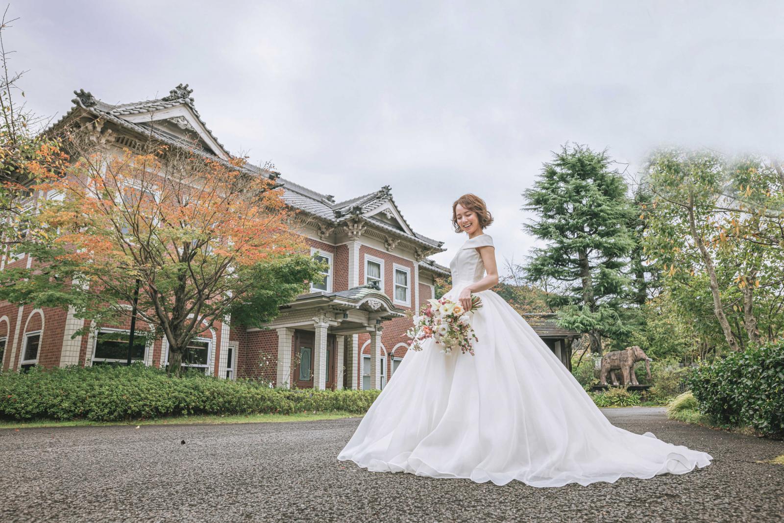 建物の周辺にはたくさんの樹木が並びます