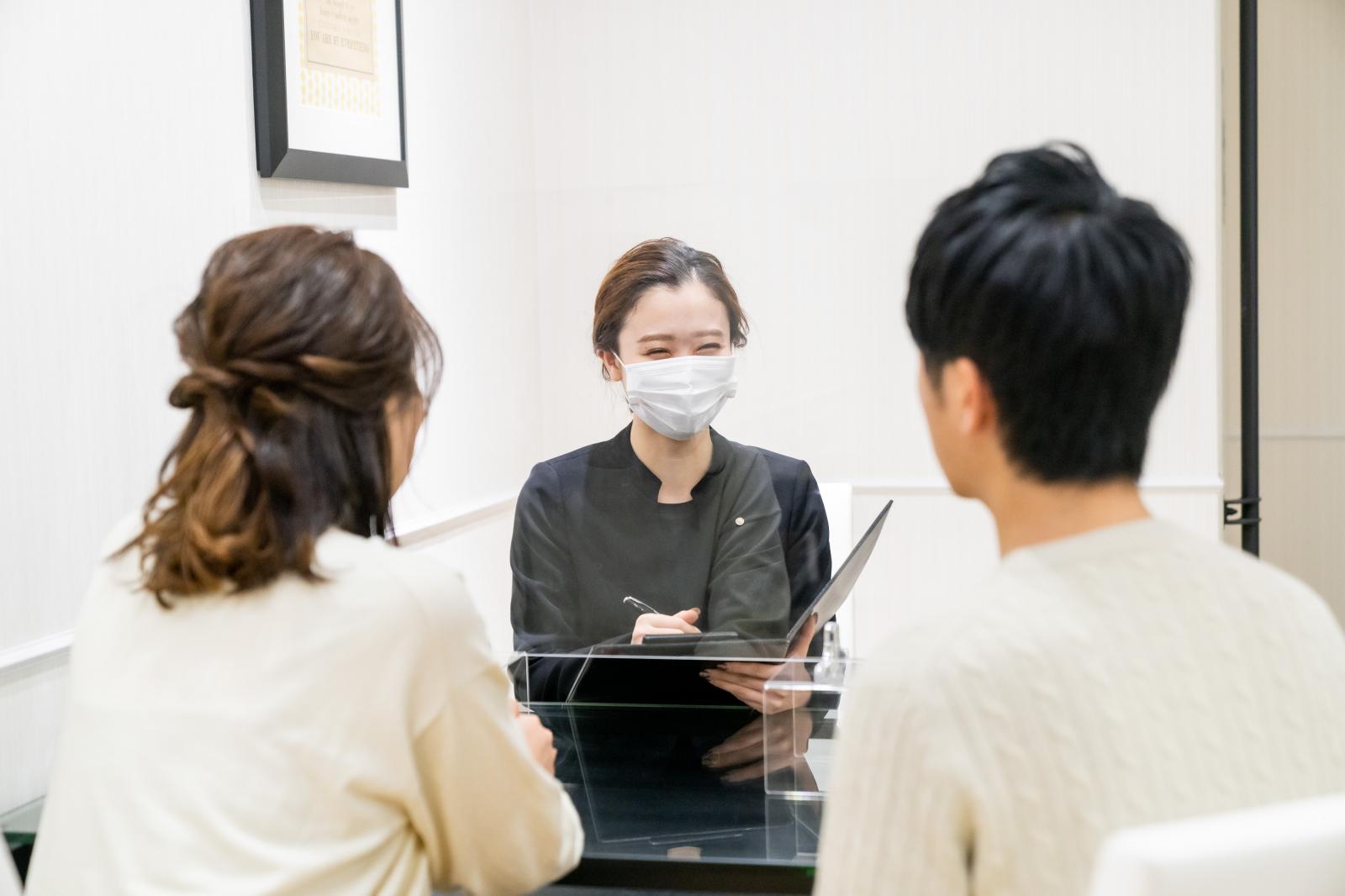 アクリルパネルを全席設置。見学時も打ち合わせ時も安心