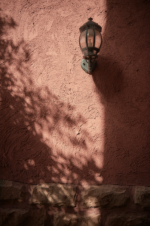 ロマンチックな回廊・照明は、どこにいてもプロヴァンスの街並みへ飛び込んだよう