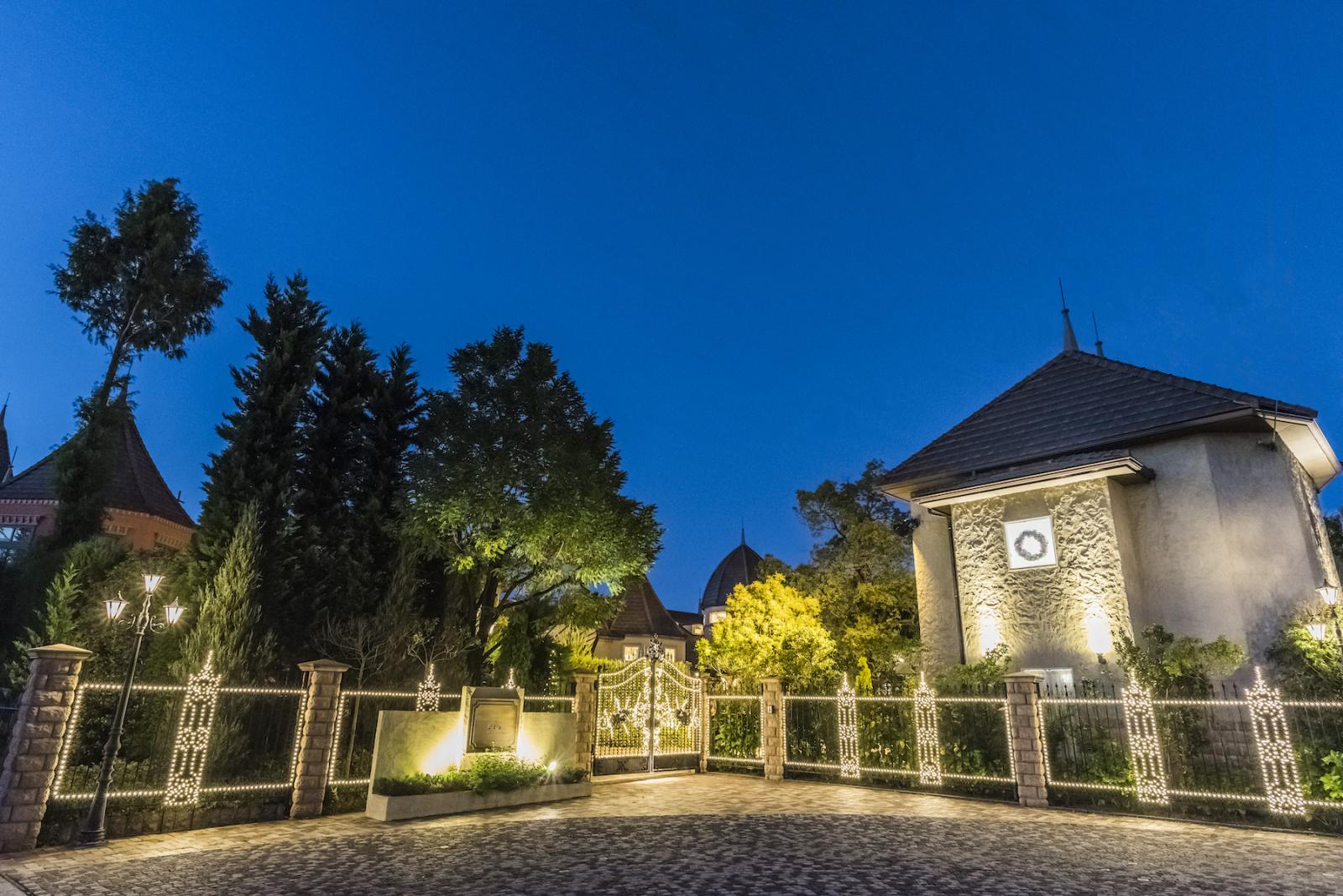 一歩足を踏み入れるとそこは幻想的な世界が広がる。キャンドルの灯りで優しく包まれた空間