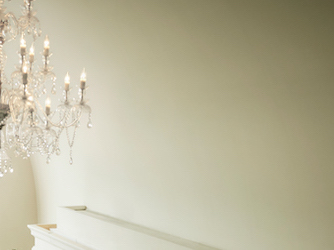 17mもの大理石のバージンロードを一歩一歩ゆっくり進み、豊かな緑に彩られた祭壇へ