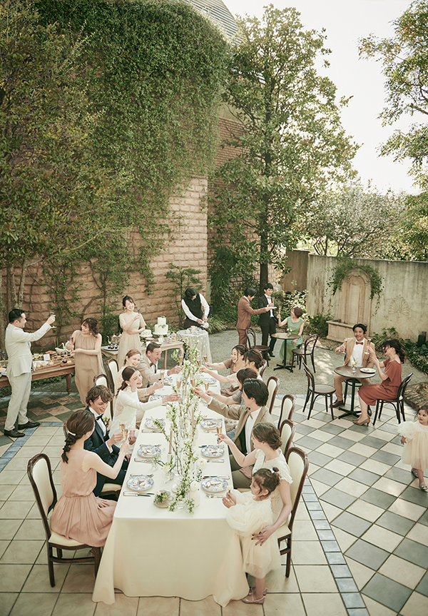 美しい庭にテーブルを並べ、外国映画のティータイムのようなパーティ