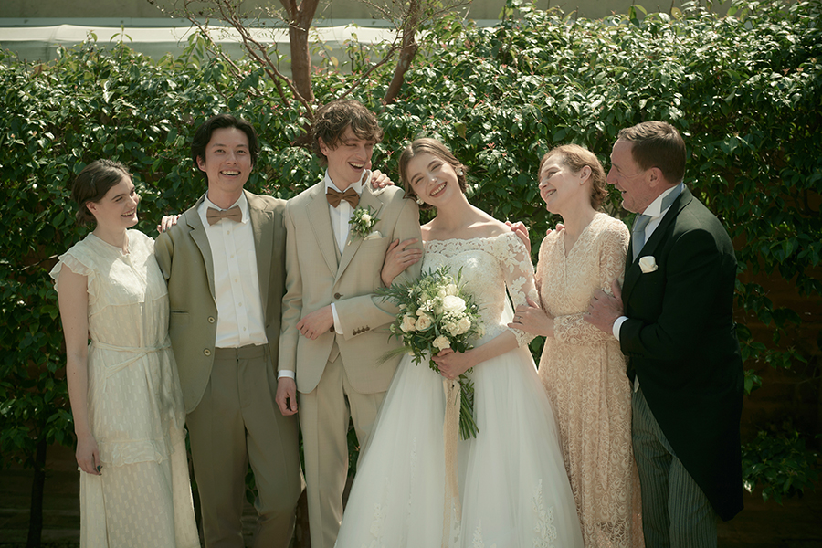 チャペル前の広場では、家族や友人との記念撮影やブーケトスなど重い思いの過ごし方を楽しもう