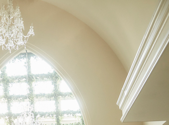 まばゆいほどの太陽の光の中で、永遠の誓い。見守る家族とゲストも、あたたかな愛情と喜びの輪に包まれる