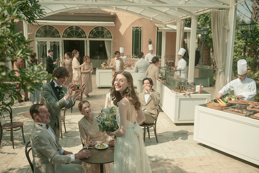 シェフが目の前で調理を行う料理演出に、ゲストのテンションも高まる