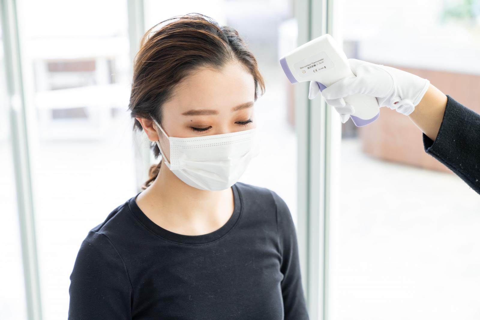 スタッフの出勤時に健康面についてのチェック、検温を実施