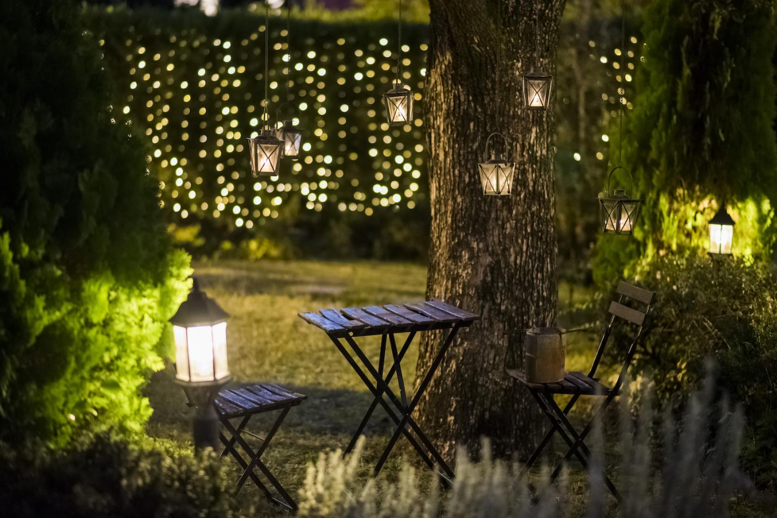 日が沈む夕暮れからは、一軒家全体がイルミネーションやキャンドルの灯りで幻想的な光に包まれます