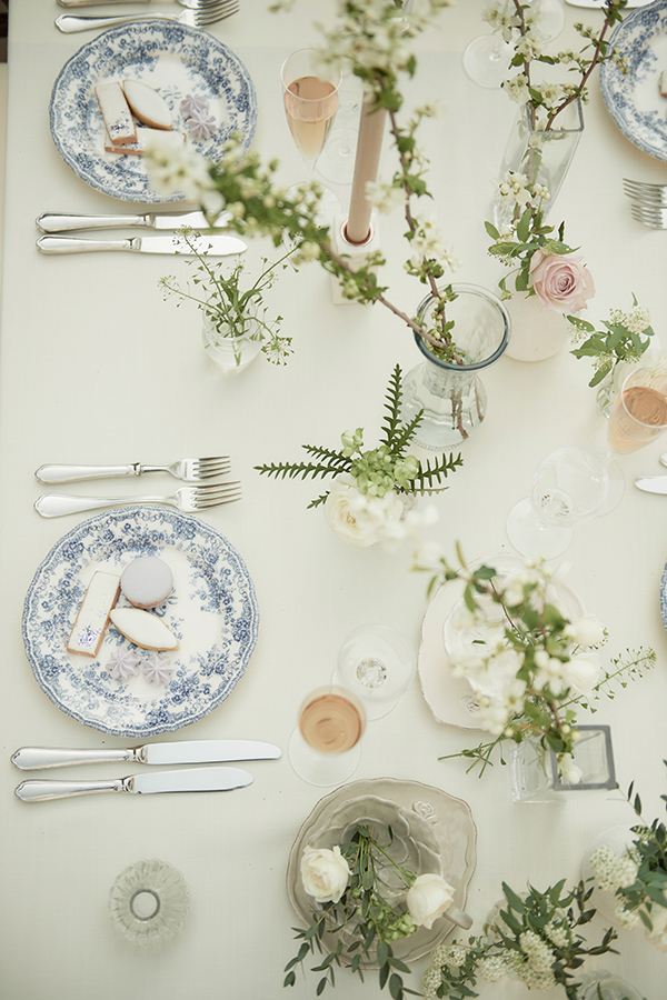 並べられたスイーツ、ケーキ、ドリンクなどを各々で愉しむガーデンパーティ