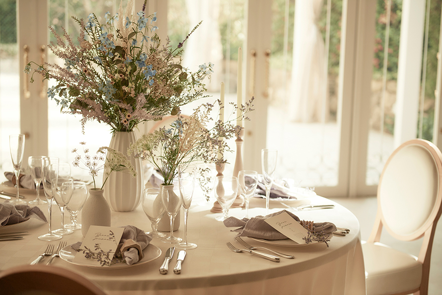 白を基調としたナチュラル空間と、上質なインテリアは、どんなコーディネートもお洒落に映える絶妙さ