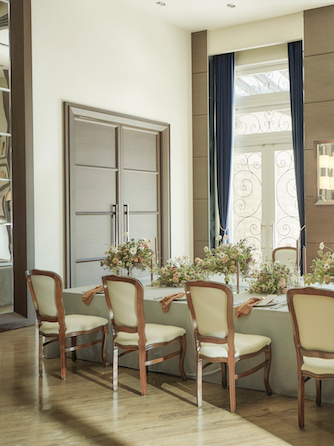 心落ち着く木目調の会場でおもてなし。こだわりのコーディネートで飾ったり、オリジナル演出も自由に叶う