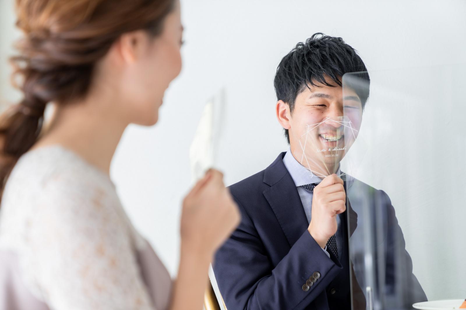 お客様同士の対面着席を防止するため、互い違いに向き合える着席をご提案