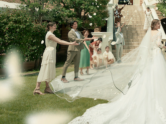 のどかな田園風景に、自然と調和する柔らかな色調の建築