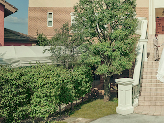 誓いの感動そのままにチャペルを出ると、ドラマティックな大階段が広がる