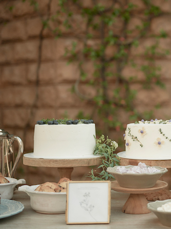 ふたりの想いを表現したオリジナルウェディングケーキや、ガーデンに並ぶ色とりどりのデザートブッフェ