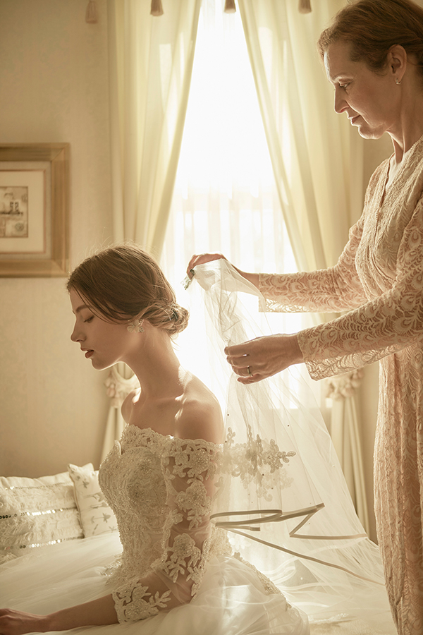 誓いにのぞむ前には家族と一緒に過ごすひとときを。思い出を振り返り、心からの感謝を言葉にできる時間