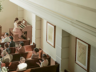 ふたりの結婚式に駆けつけたゲストに見守られながら、ふたりは永遠の愛を誓う