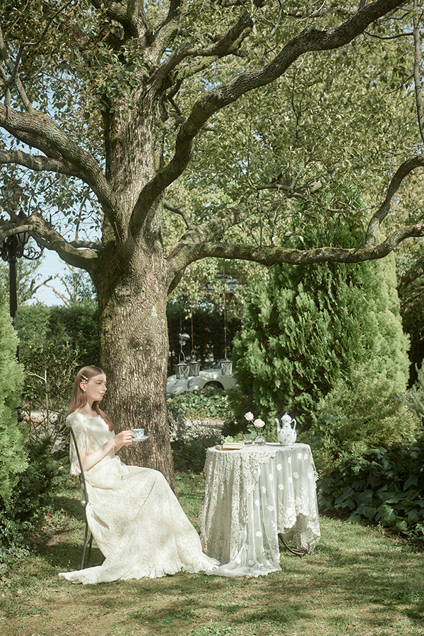 見上げるようなクスノキのシンボルツリーは、プロヴァンスの街並みに飛び込んだよう