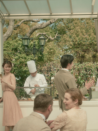 緑の庭で繰り広げられる料理演出がゲストの笑顔を誘う『マルシェ　ダイニング』