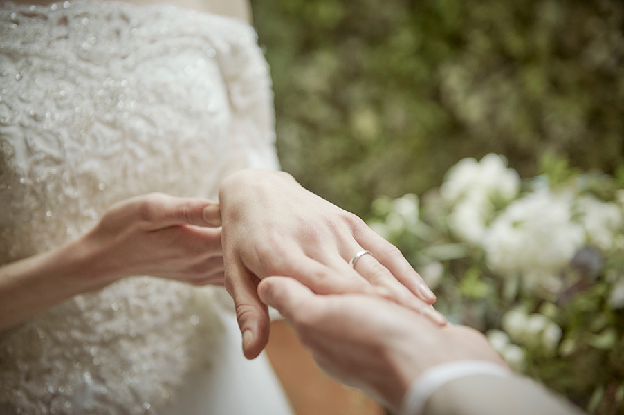 まばゆいほどの太陽の光の中で、永遠の愛を交わそう