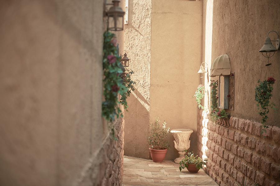 石畳の小道沿いに並ぶレンガ造りの建物