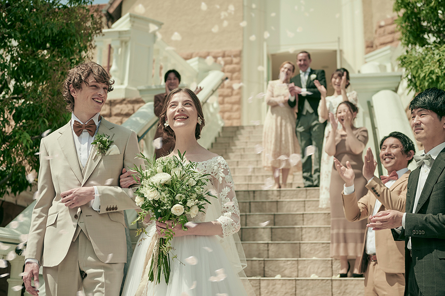 みんなの笑顔と「おめでとう」の歓声の中、花びらが舞い降りるフラワーシャワーセレモニーを