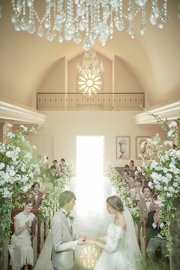 重厚な扉を開くと、厳かさとぬくもりに満ちた神聖な空間が広がる「チャペル・ド・ソレイユ」