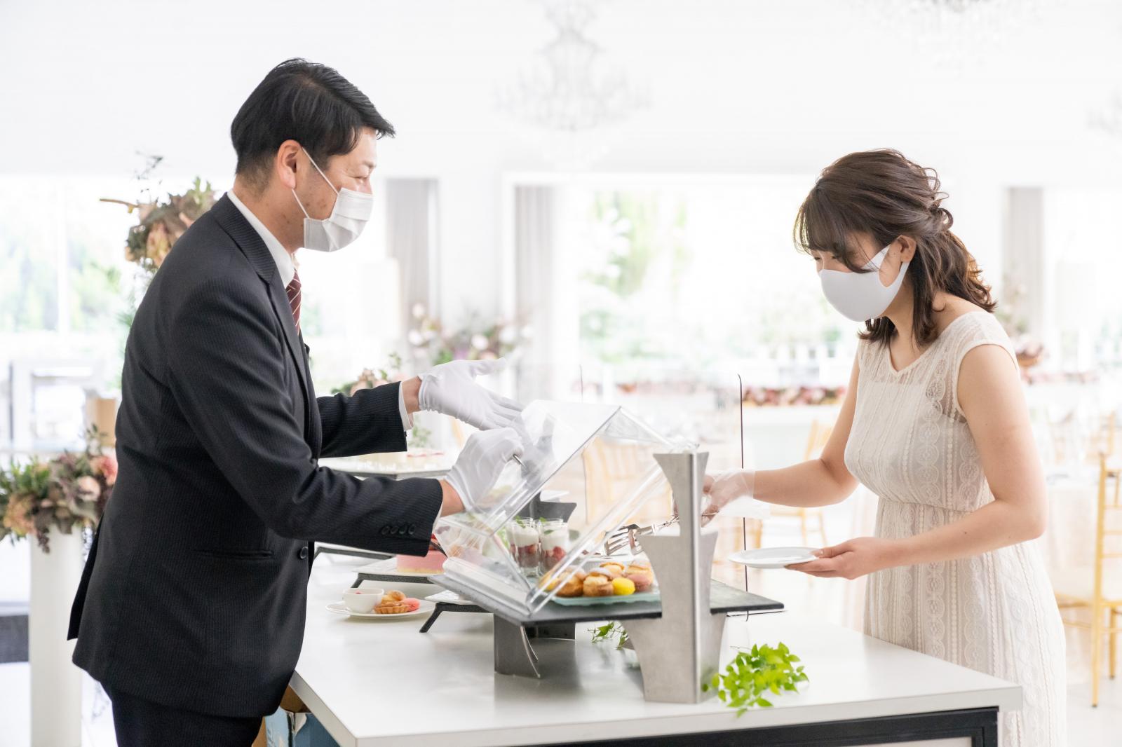 料理には飛沫防止のためアクリル版を設置