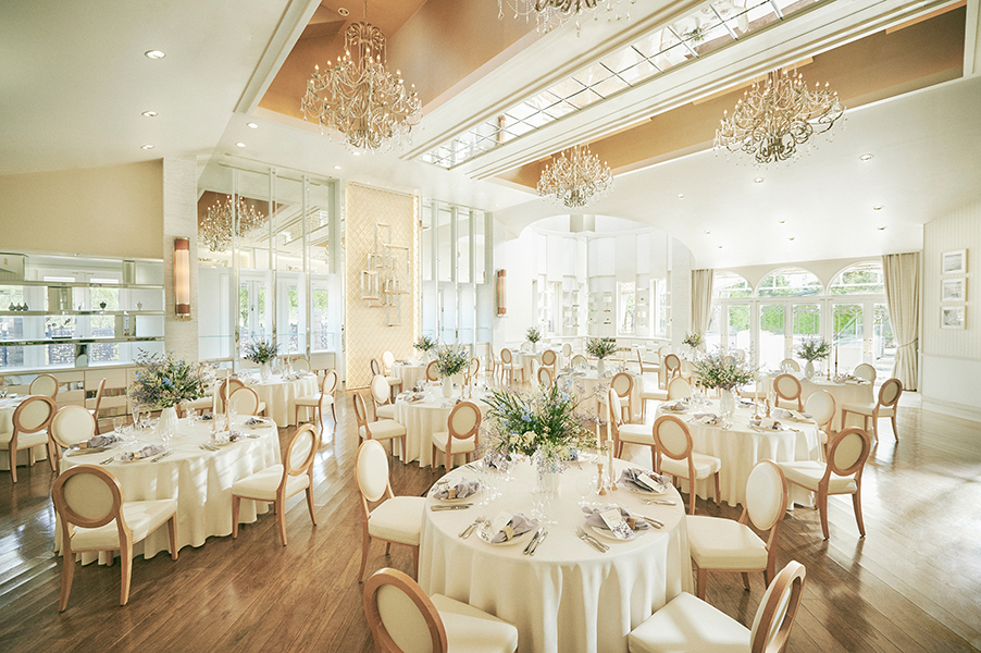 心落ち着く木目調の会場でおもてなし。こだわりのコーディネートで飾ったり、オリジナル演出も自由に叶う