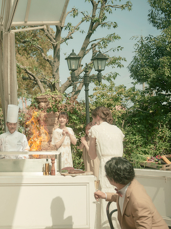 炎のあがるフランベ演出をきっかけに、料理が奏でる香ばしい香りや音など五感を刺激。ゲストの食欲も高まる