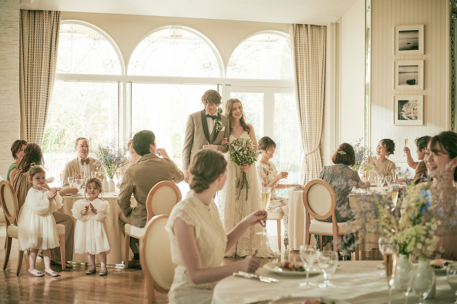 心落ち着く木目調の会場でおもてなし。こだわりのコーディネートで飾ったり、オリジナル演出も自由に叶う