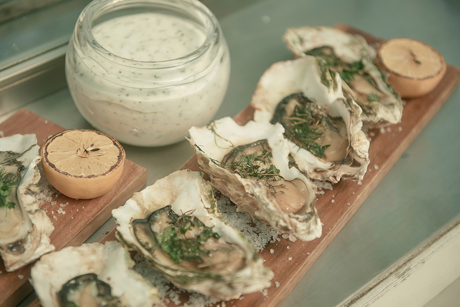 ガーデンにずらりと並んだ海の幸や山の幸、季節野菜を新鮮なままシェフが目の前で調理