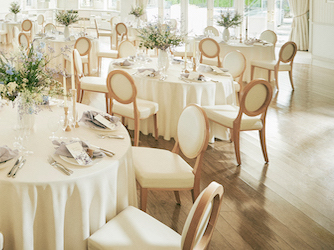 プロヴァンスの世界観感じる上質な会場と緑溢れるガーデンを自由に行き交い多彩な演出がたのしめるのも魅力