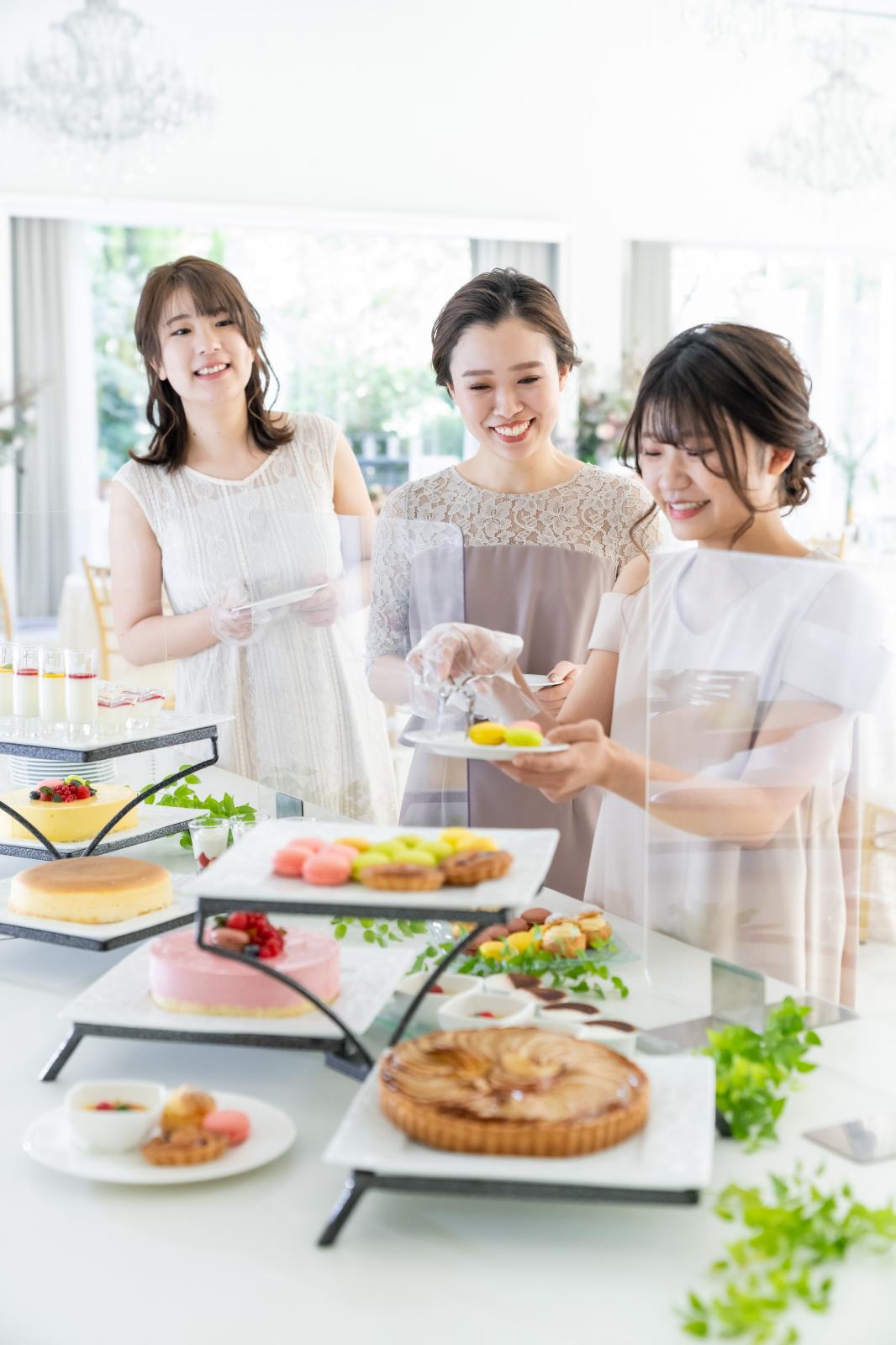 料理には飛沫防止のためアクリル版を設置