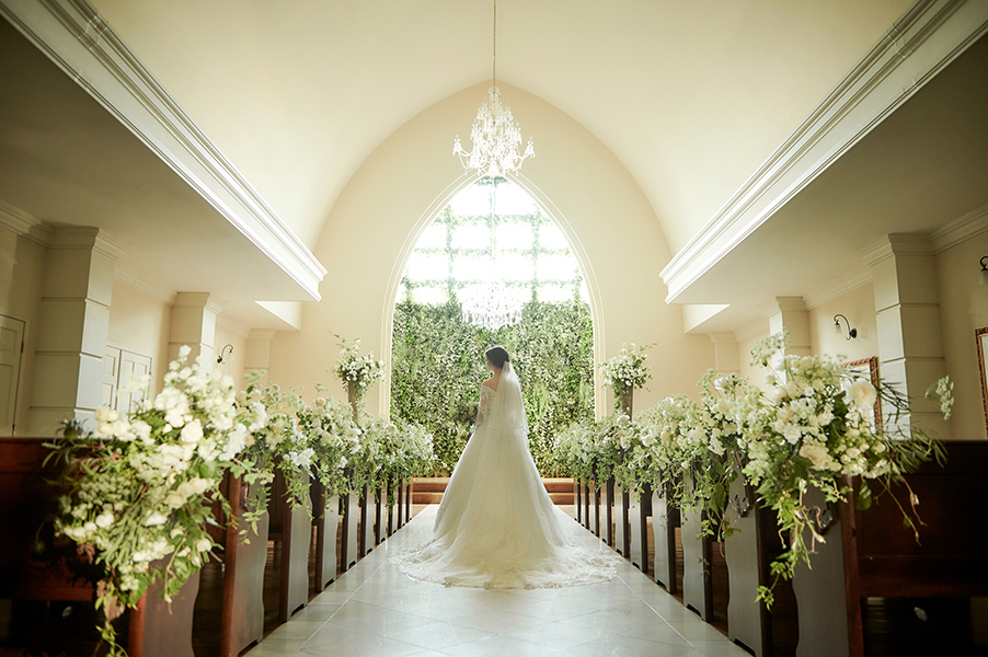 重厚な扉を開くと、厳かさとぬくもりに満ちた神聖な空間が広がる「チャペル・ド・ソレイユ」