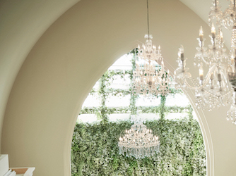 大きな窓からの自然光ときらめくシャンデリアの灯りが、愛の誓いを照らす様は息をのむ美しさ