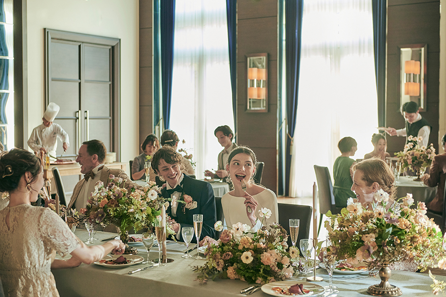 【会場OPEN】家族や親しい友人だけを招いて挙式を行い、特別な料理を囲みながら会話を楽しむ。 テーブルやレイアウトも自由に選べ、装花が華やかに彩る。 自然と会話が弾む和やかで素敵なひと時を